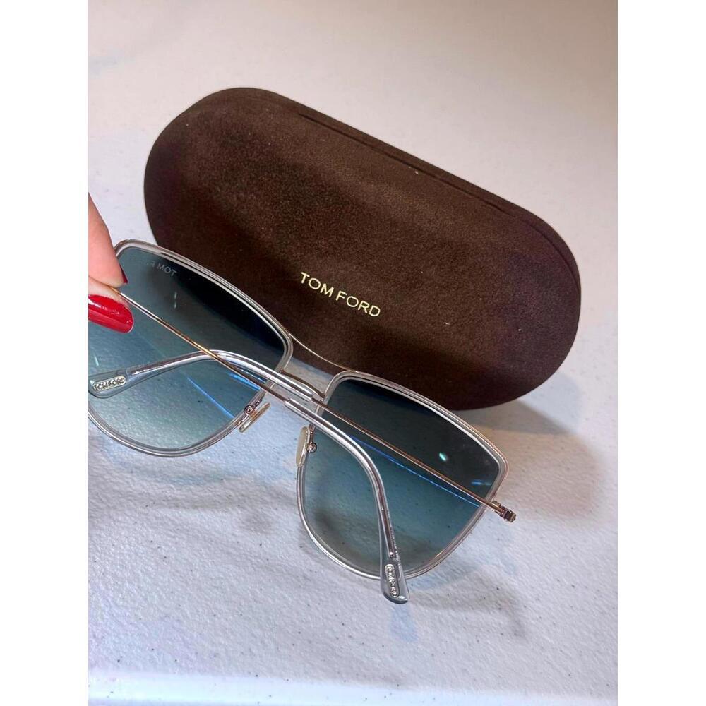Tom Ford Stylish Sunglasses with Case - Picture 2 of 2